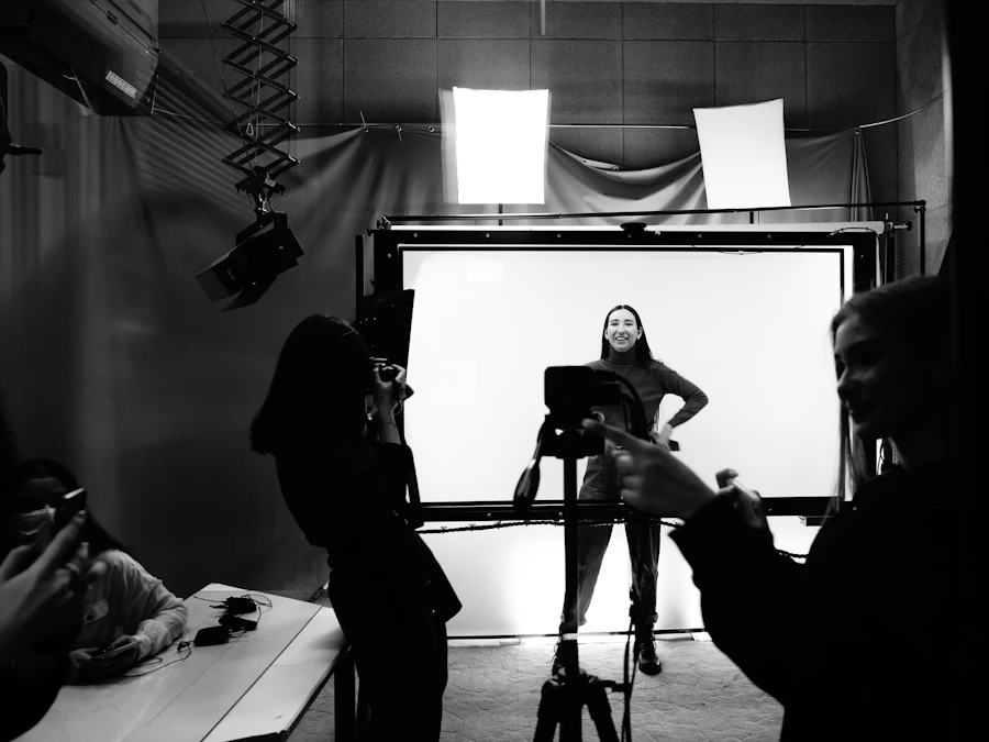 Escena monocroma con luces, cámara y fondo de estudio